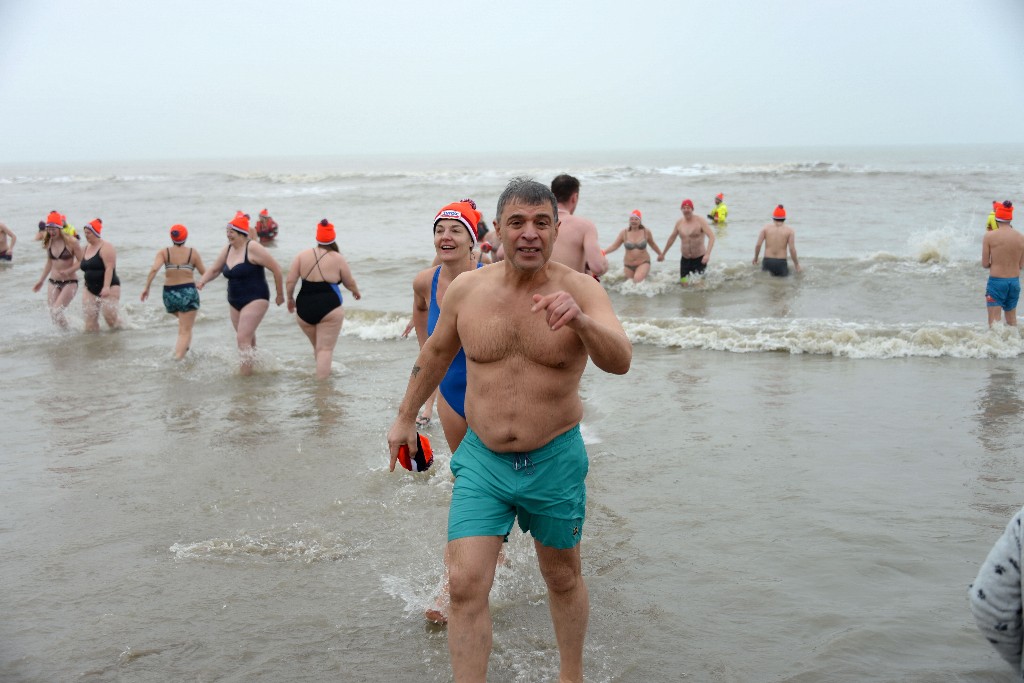 ../Images/Nieuwjaarsduik Noordwijk 2020 103.jpg